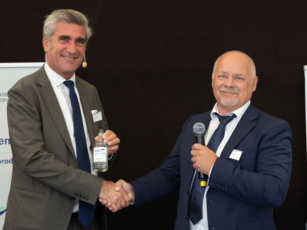 Claus-Navntoft-hands-over-low-aromatic-jet-fuel-test-bottle-to-Bertrand-de-Lacombe-8sep2025-1536x1152